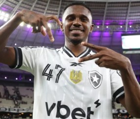 记者：热菲尼奥在辽宁铁人的年薪为160万美元，外加绩效奖金