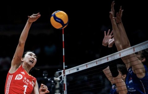 世俱杯买球-主动变阵+及时调整 中国女排3比1逆转塞尔维亚