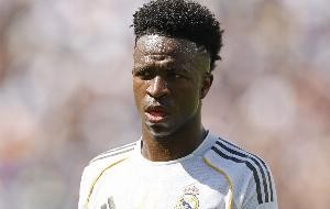 TA：维尼修斯对担任替补感到不满，阿隆索赛前并未就此事与他沟通