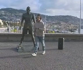 世俱杯买球APP-一人烧C罗雕像后疯狂跳舞，葡媒：此人有前科，警方正追查