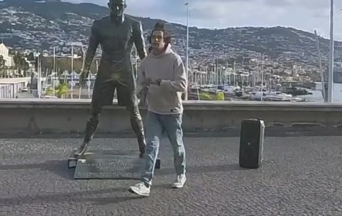 世俱杯买球APP-一人烧C罗雕像后疯狂跳舞，葡媒：此人有前科，警方正追查