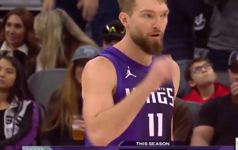 世俱杯买球-欢迎回来！小萨复出&amp;国王生涯首次替补登场 全场观众欢呼鼓掌！