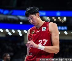 直播吧：周琦已经做完角膜缝合手术